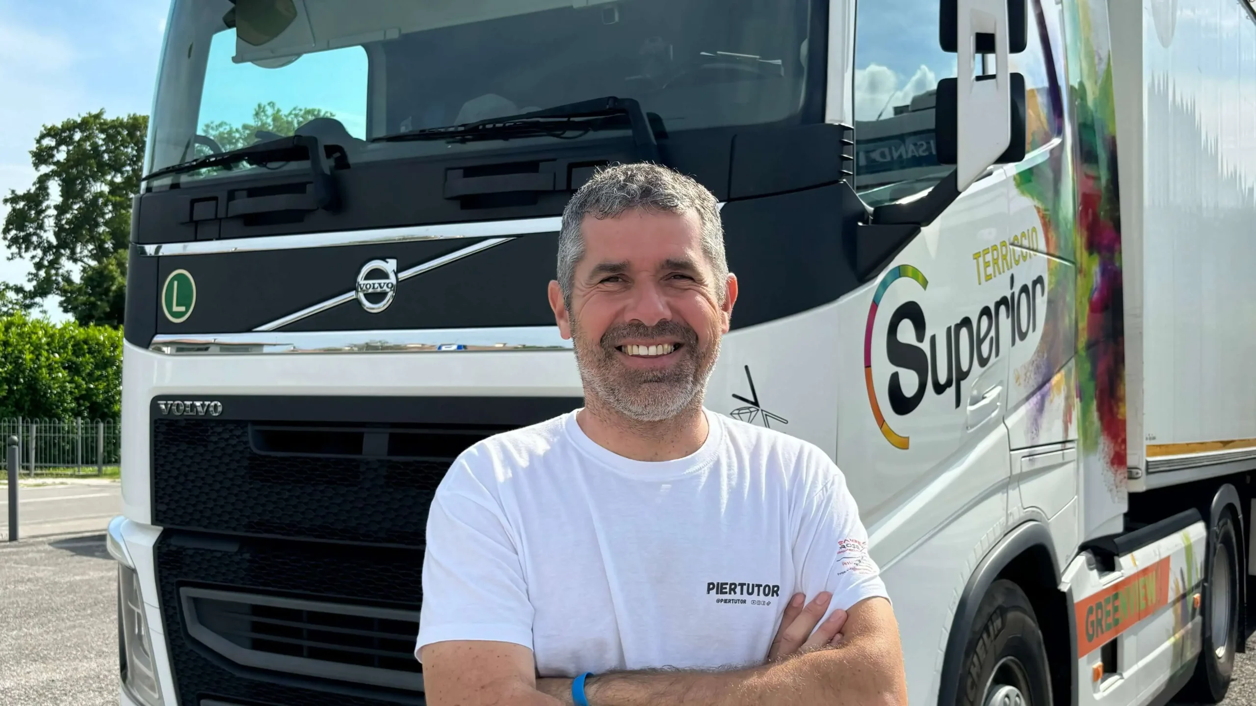 piertutor in posa davanti al suo camion